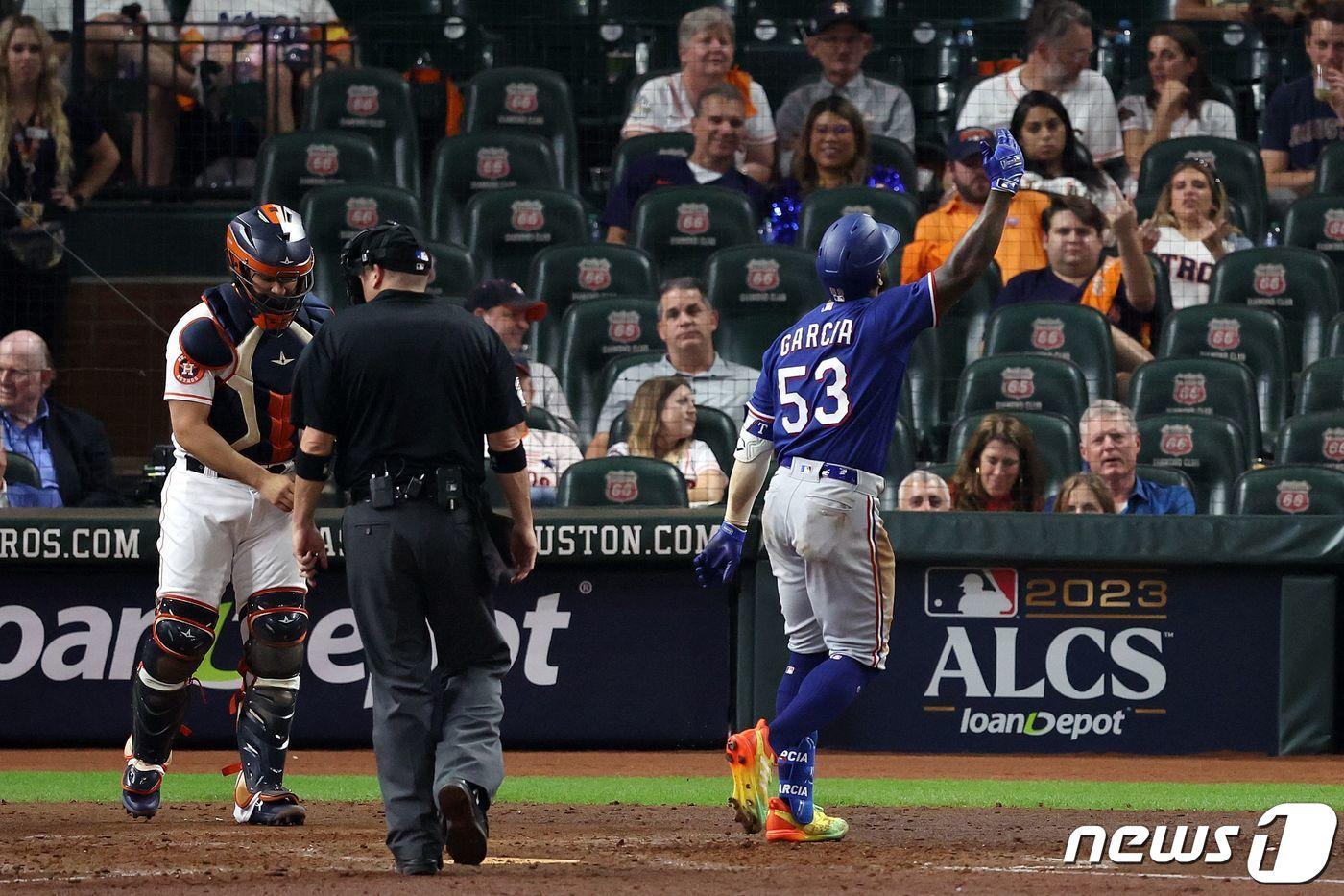 휴스턴과 ALCS 7차전에서 홈런을 친 뒤 환호하는 아돌리스 가르시아. ⓒ AFP=뉴스1