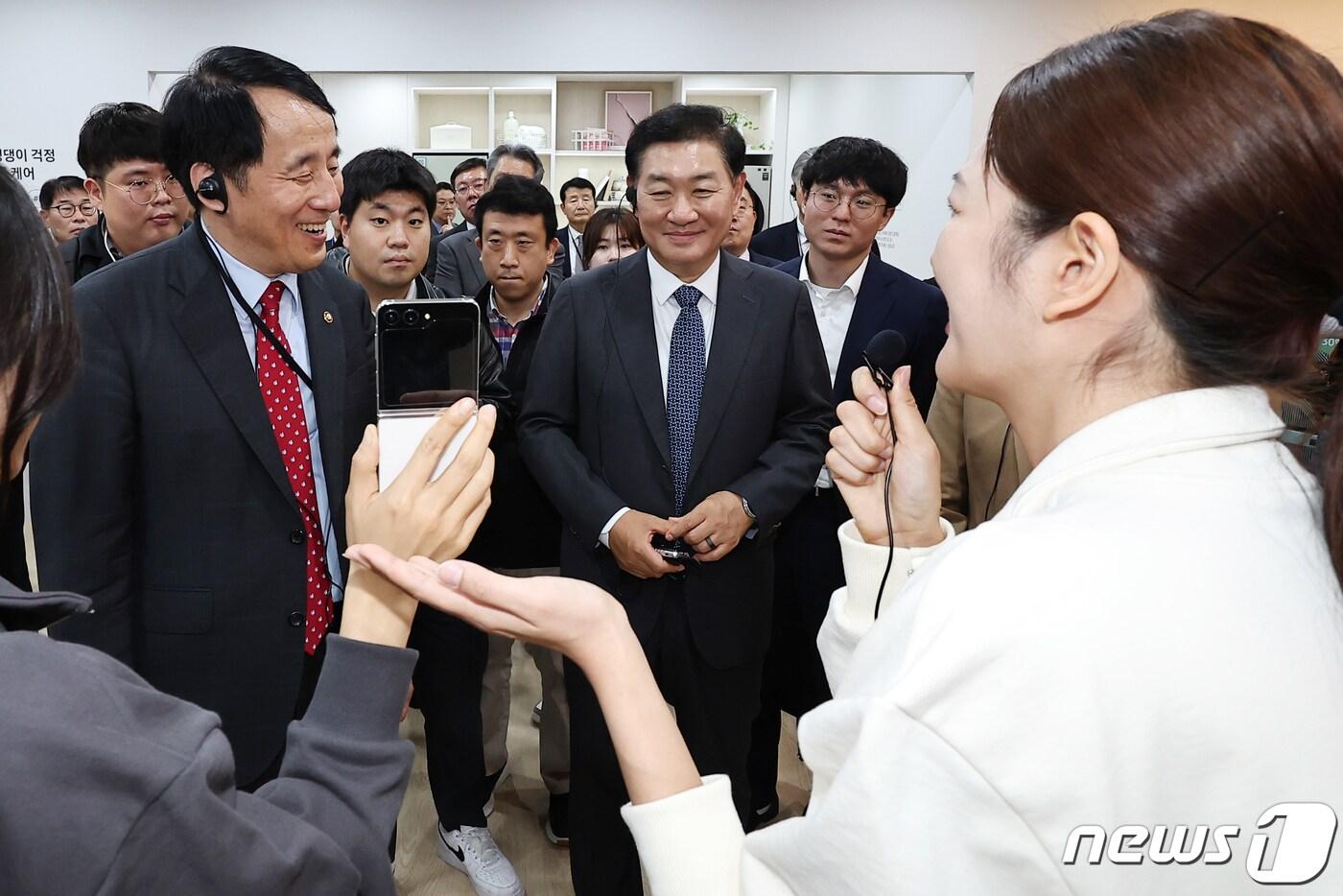 장영진 산업통상자원부 제1차관과 한종희 삼성전자 부회장&#40;오른쪽&#41;이 24일 오전 서울 강남구 코엑스에서 열린 제54회 한국전자전&#40;KES 2023&#41; 삼성전자 부스를 방문해 관계자로부터 설명을 듣고 있다. 2023.10.24/뉴스1 ⓒ News1 김진환 기자