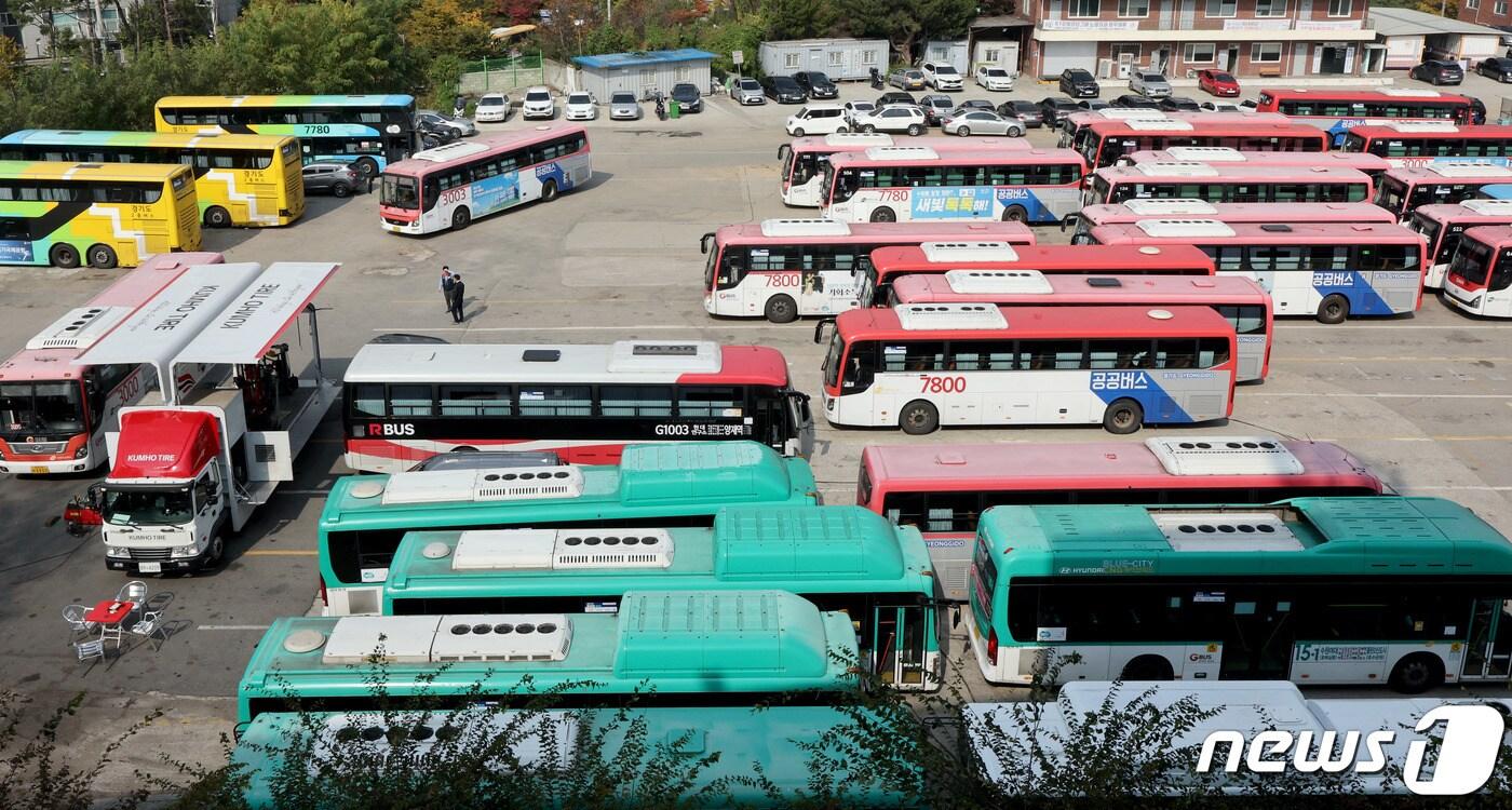 경기도 시내버스 총파업이 가시화된 24일 경기 수원시에 위치한 버스 차고지에 버스가 주차돼 있다. 경기지역자동차노동조합 등 시내버스 노동조합은 오는 25일 경기지방노동위원회 최종 조정 회의 결렬 시 26일 첫 차부터 전면 파업을 예고했다. 2023.10.24/뉴스1 ⓒ News1 장수영 기자