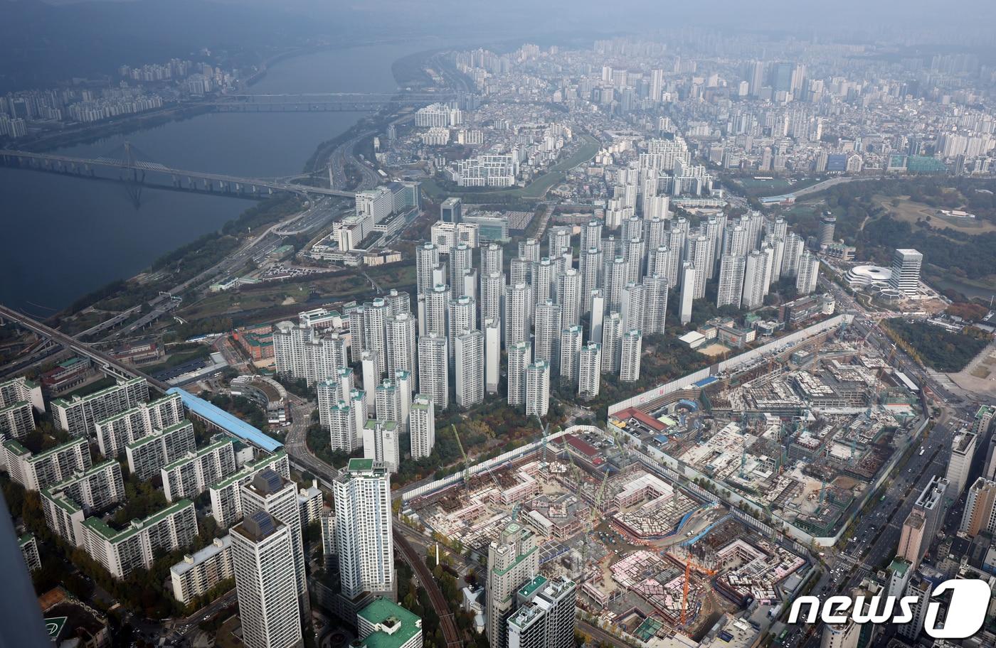 서울 송파구 서울스카이 전망대 너머로 아파트 단지와 재건축 진행 단지 등이 보이고 있다. ⓒ News1 박정호 기자