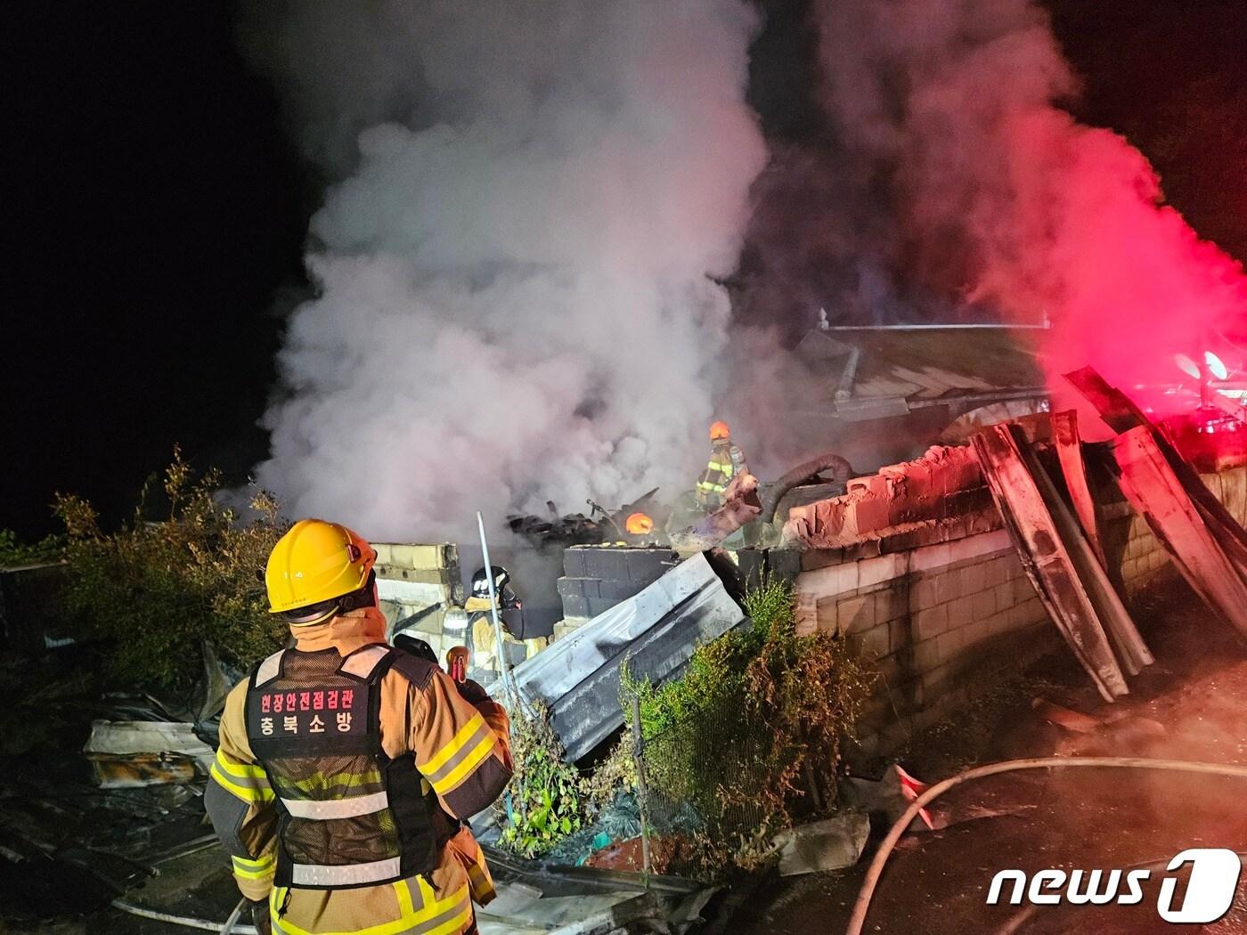 지난 23일 밤 12시48분쯤 충북 보은군 내북면 한 주택에서 불이 나 소방당국이 진화작업을 벌였다.&#40;충북소방본부 제공&#41;.2023.10.24./뉴스1