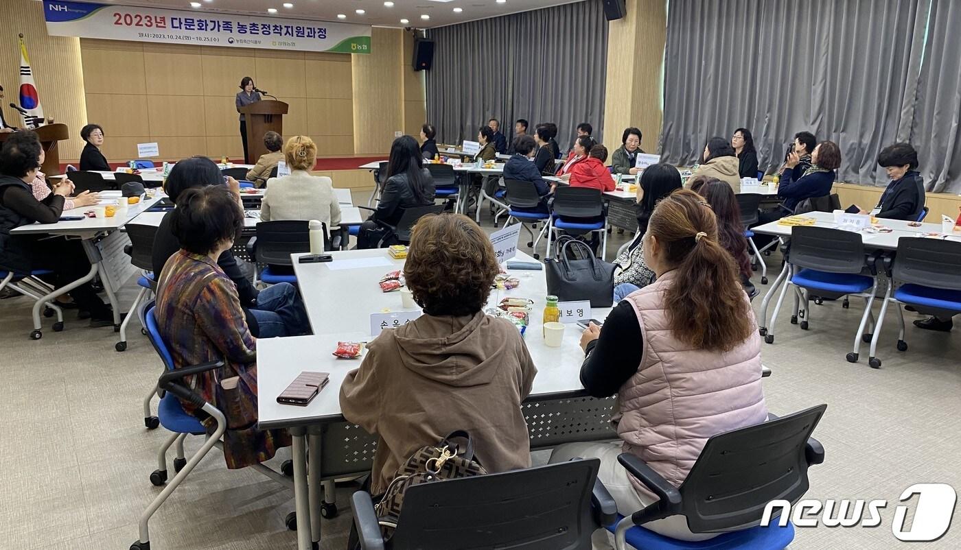 ‘다문화가족 농촌정착지원과정’ 현장교육.&#40;농협중앙회 강원본부 제공&#41;/뉴스1