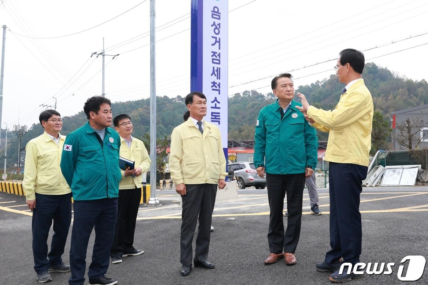 김영환 충북지사가 24일 음성 거점소독소를 찾아 방역실태를 점검하고 있다. &#40;충북도 제공&#41;