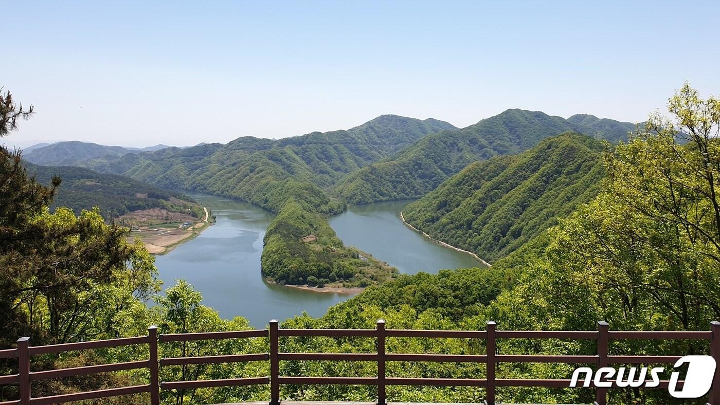 옥천군 안남면 소재 둔주봉 전경. &#40;옥천군 제공&#41;/뉴스1 