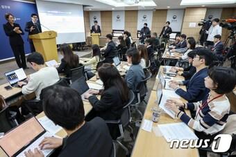 한동훈 법무부 장관이 경기 과천 법무부에서 &#39;고위험 성범죄자 거주지 제한법&#40;한국형 제시카법&#41; 등 입법 예고 브리핑을 하고 있다.  뉴스1 DB