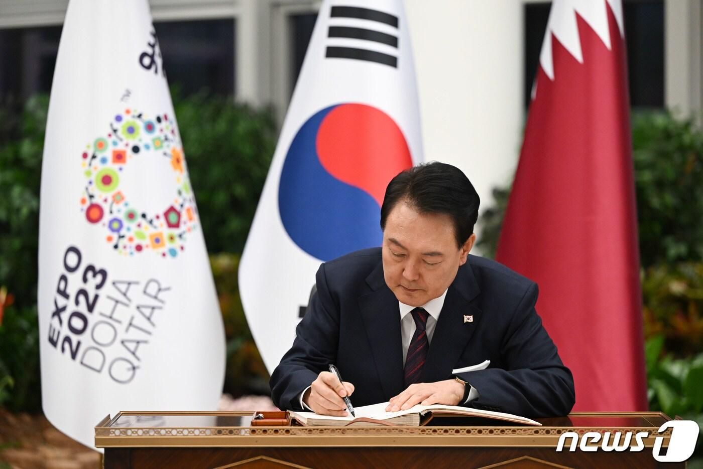 카타르를 국빈 방문 중인 윤석열 대통령이 24일&#40;현지시간&#41; 도하 알 비다 공원에서 열린 국제원예박람회에 참석해 방명록을 작성하고 있다.&#40;대통령실 홈페이지&#41; 2023.10.25/뉴스1 ⓒ News1 오대일 기자