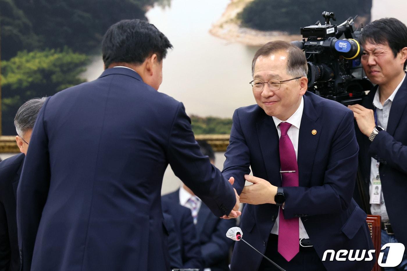 조승환 해양수산부 장관이 25일 서울 여의도 국회에서 열린 농림축산식품해양수산위원회의 해양수산부 등에 대한 종합국정감사에서 소병훈 위원장과 악수하고 있다. 2023.10.25/뉴스1 ⓒ News1 ,황기선 기자