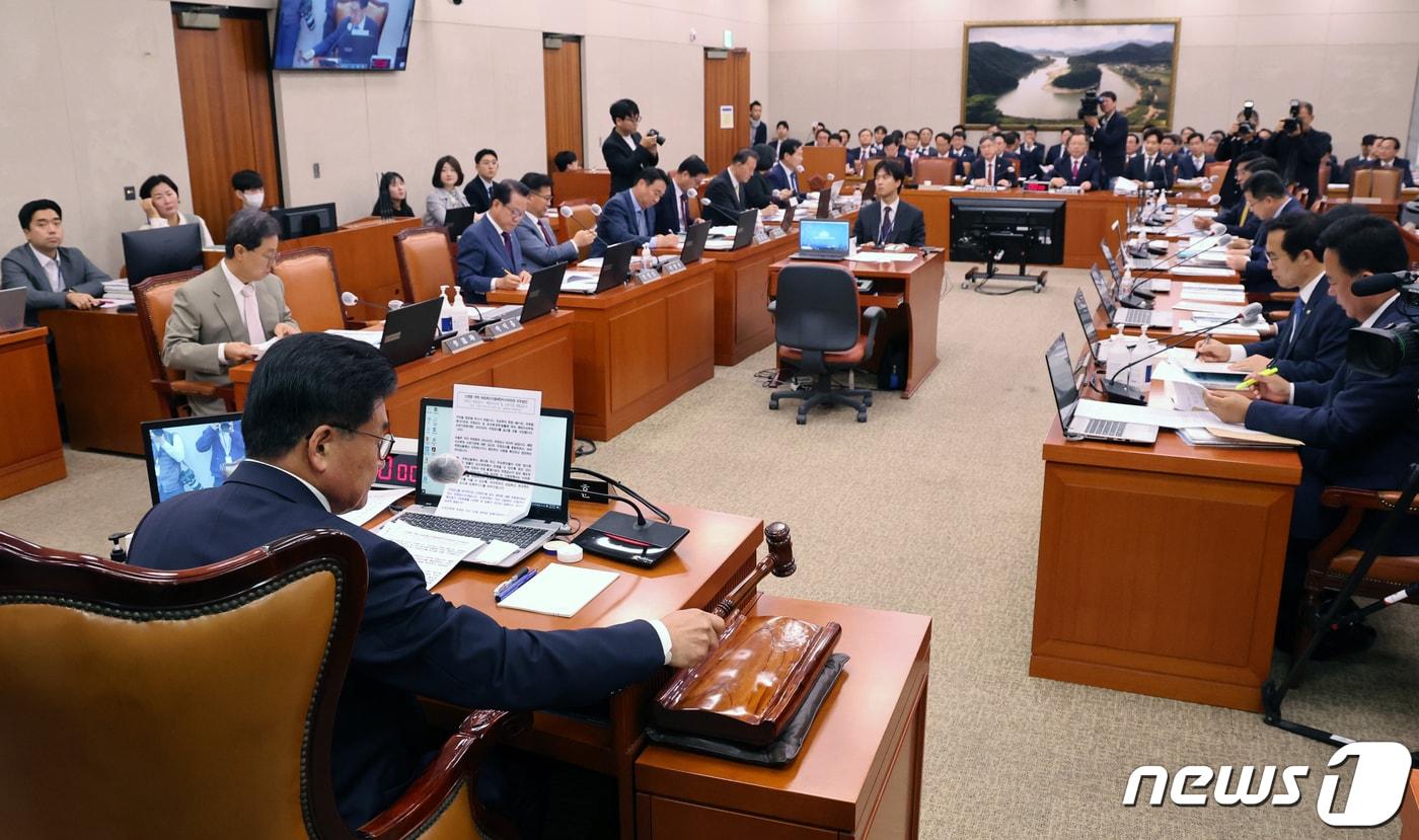 소병훈 국회 농해수위원장이 25일 서울 여의도 국회에서 열린 농림축산식품해양수산위원회의 해양수산부 등에 대한 종합국정감사에서 의사봉을 두드리고 있다. 2023.10.25/뉴스1 ⓒ News1 ,황기선 기자