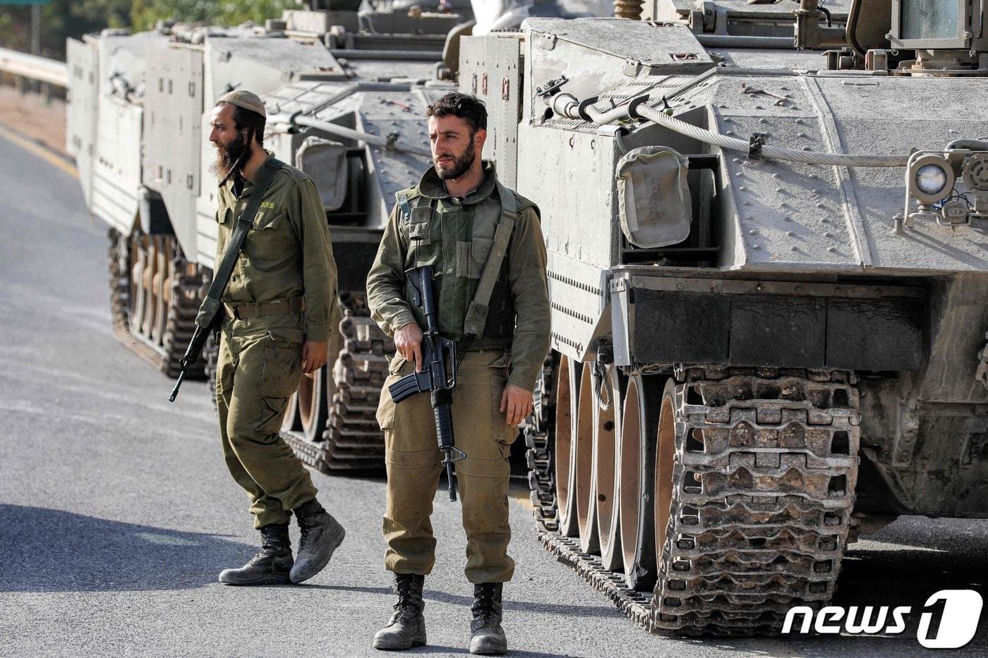 이스라엘 군인이 이스라엘 북부 레바논 국경 근처에 위치한 갈릴리 지역에서 경계하며 서있다. 2023.10.25 ⓒ AFP=뉴스1 ⓒ News1 정지윤 기자