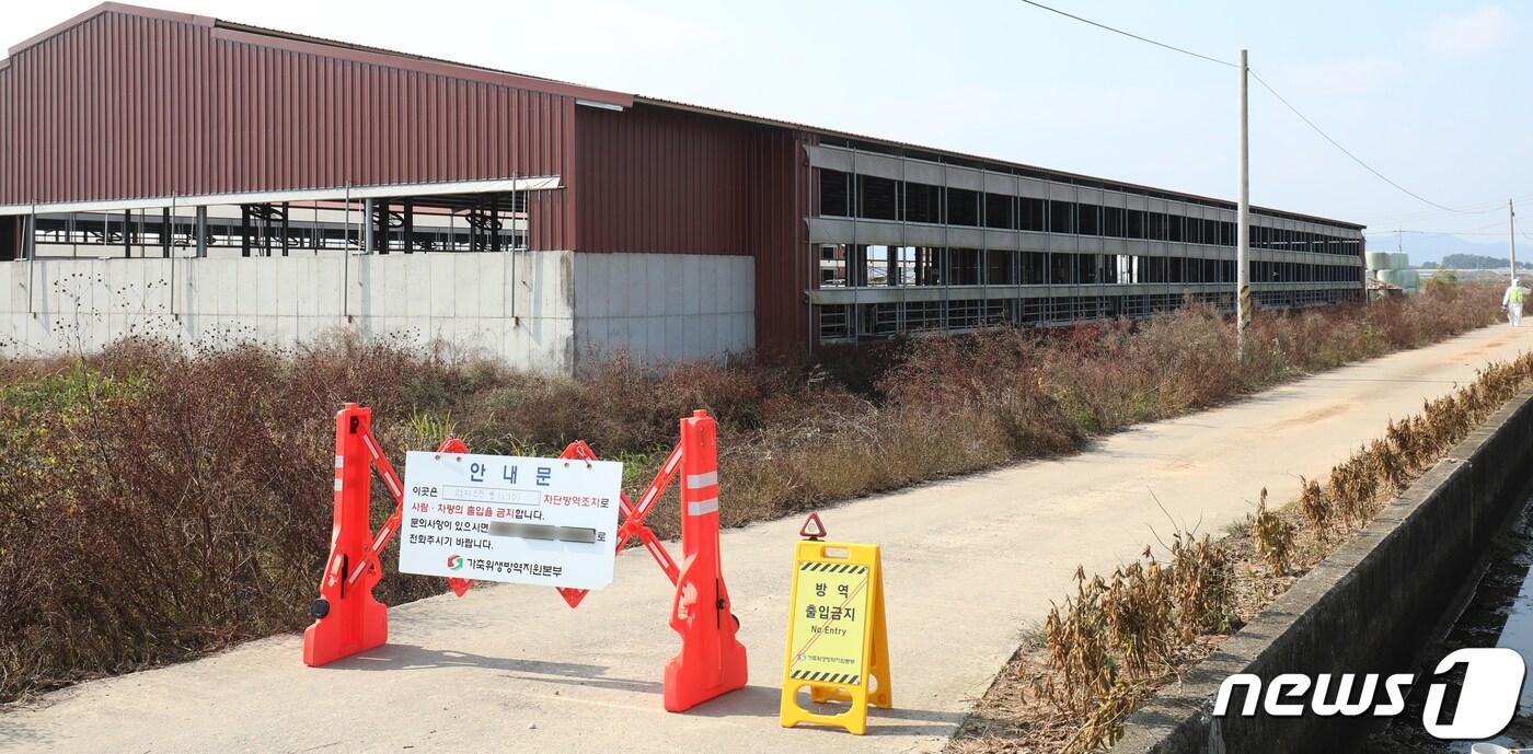 전북지역에 첫 럼피스킨병 의심 농가가 발생한 25일 전북 부안군 백산면 한 농가 일대가 통제되고 있다. 2023.10.25/뉴스1 ⓒ News1 유경석 기자