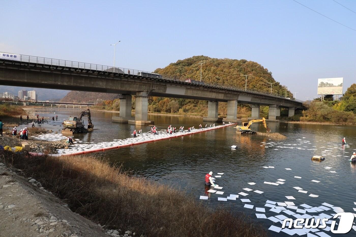 경기도와 북부소방재난본부는 25일 가평군 가평2교에서 30개 민·관 기관 소속 직원 330명이 참여한 가운데 &#39;사회재난 대비 경기도 기관 합동훈련&#39;을 실시했다.&#40;경기도 제공&#41;