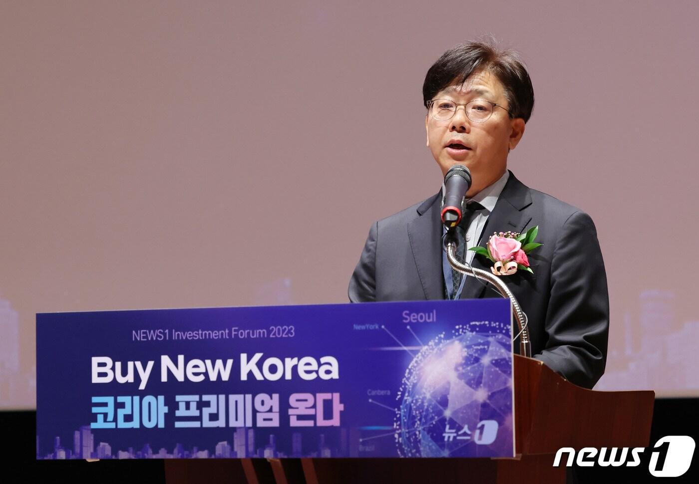 이영섭 뉴스1 대표이사가 26일 서울 여의도 한국거래소 컨퍼런스홀에서 &#39;Buy New Korea, 코리아 프리미엄 온다&#39;를 주제로 열린 뉴스1 투자포럼&#40;NIF&#41; 2023에서 개회사를 하고 있다. 명망 있는 자본시장 전문가들이 총출동한 이번 포럼에서는 새로워진 한국 주식 시장의 경쟁력을 진단하고 코리아 프리미엄을 이끌 투자 전략을 제시한다. 2023.10.26/뉴스1 ⓒ News1 김민지 기자