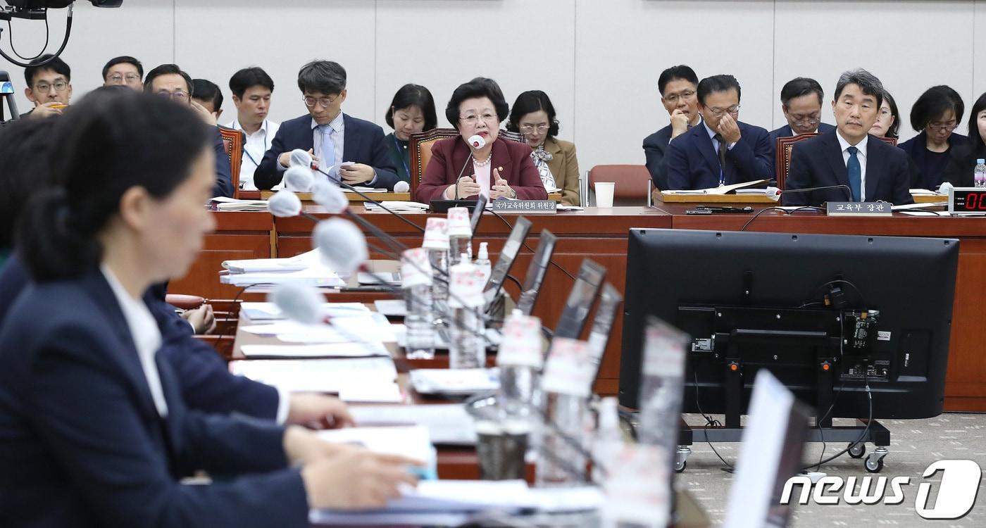 26일 서울 여의도 국회에서 교육위원회의 교육부, 국가교육위원회 등에 대한 종합감사가 진행되고 있다. 왼쪽부터 이배용 국가교육위원장, 이주호 사회부총리 겸 교육부 장관. 2023.10.26/뉴스1 ⓒ News1 임세영 기자