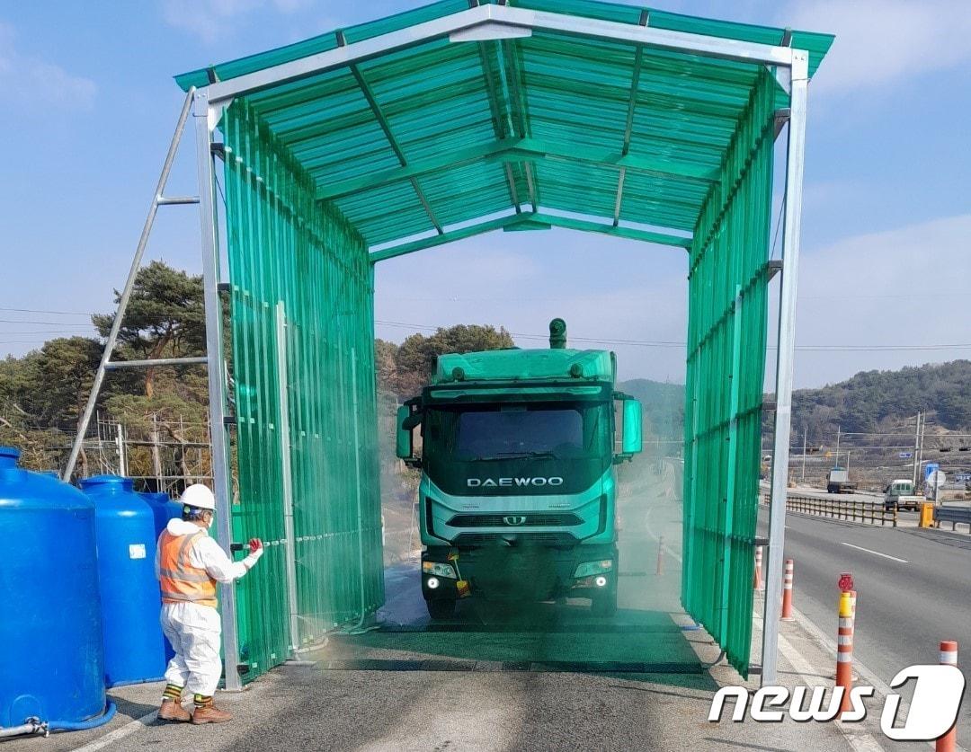 전북 익산시는 전국 유행으로 번지고 있는 소 럼피스킨병의 지역 유입을 선제적으로 차단하기 위해 26일 24시간 비상 방역 체제에 돌입했다.&#40;익산시 제공&#41;2023.10.26./뉴스1