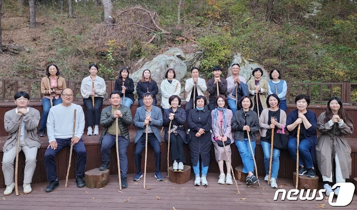 ‘별빛 힐링캠프’에 참가한 계룡시청 공무원들이 기념사진을 찍고 있다. &#40;계룡시 제공&#41; /뉴스1