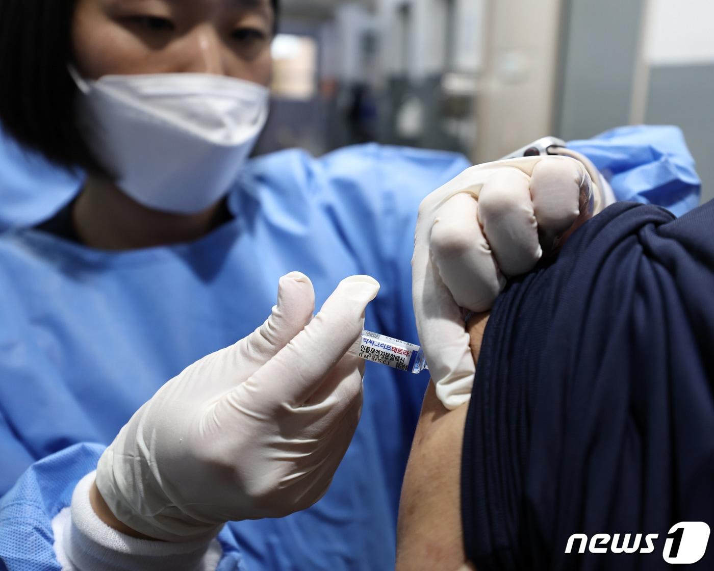 26일 오후 서울시 중구 서울역희망지원센터에서 의료진이 취약계층 주민들을 대상으로 무료 독감 예방접종을 하고 있다.  2023.10.26/뉴스1 ⓒ News1 구윤성 기자