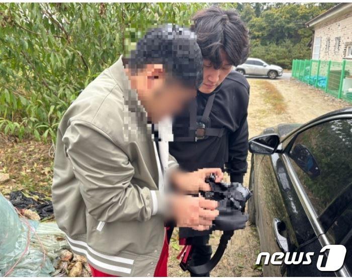 경찰이 불법체류 태국인 A씨의 소지품을 검사하고 있다.&#40;평택해경 제공&#41; 