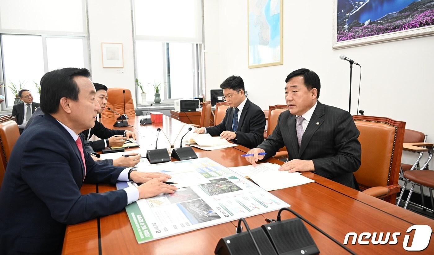 박천동 울산북구청장이 26일 국회를 찾아 현안사업 동력확보를 위한 사업협조를 요청했다.&#40;울산북구청제공&#41;