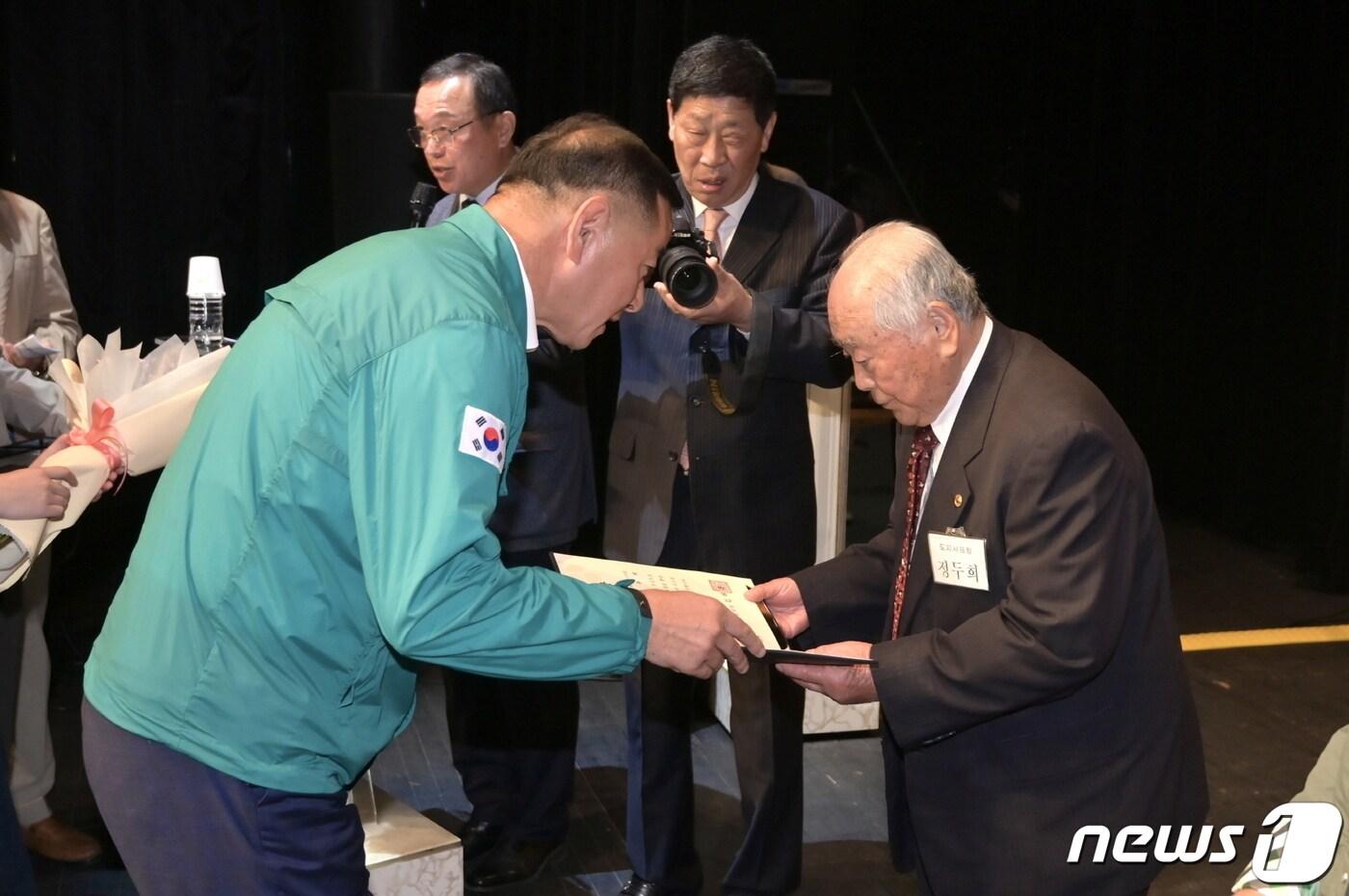 26일 &#39;제 27회 노인의 날 기념식&#39;에서 최원철 공주시장&#40;왼쪽&#41;이 표창장을 수여하고 있다. &#40;공주시 제공&#41; / 뉴스1