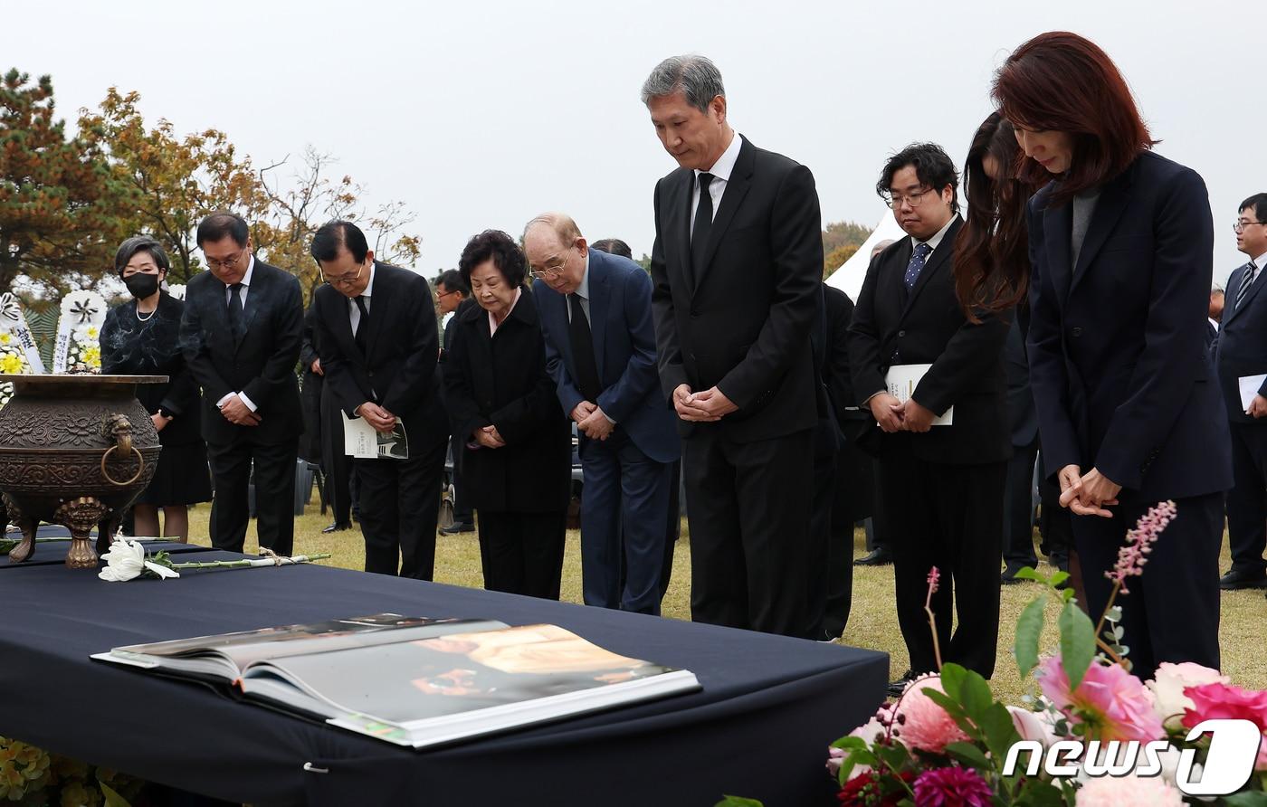 노태우 전 대통령의 장남 노재현 동아시아문화재단 이사장과 노소영 아트센터 나비 관장&#40;오른쪽&#41; 등 참석자들이 26일 오후 경기 파주시 탄현면 동화경모공원에서 열린 노태우 전 대통령 서거 2주기 추모식에서 고인을 추모하고 있다. 2023.10.26/뉴스1 ⓒ News1 김진환 기자