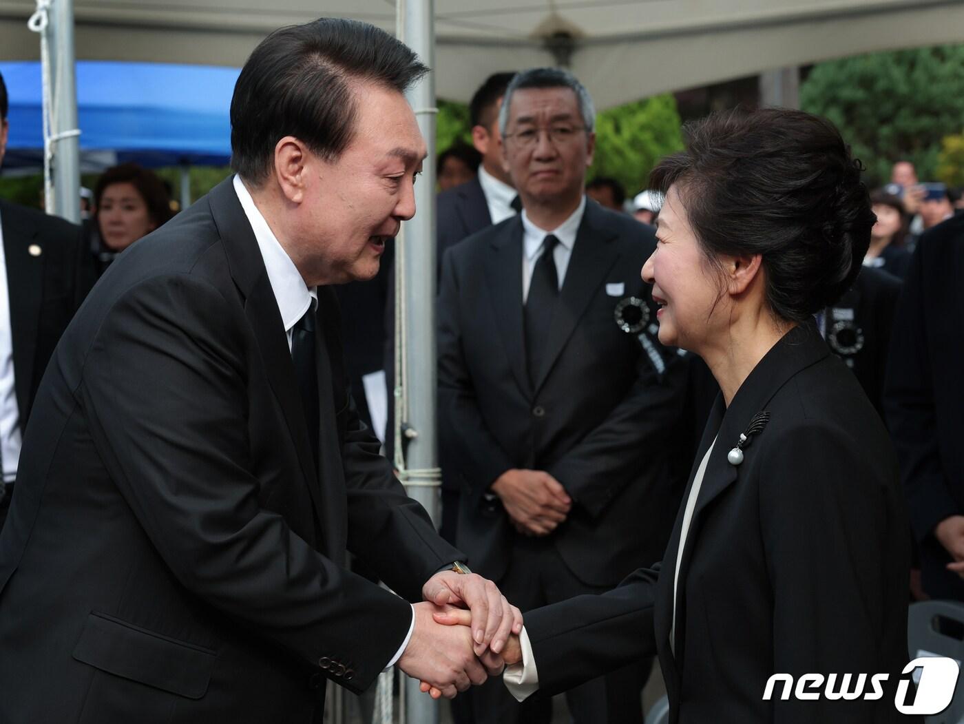 윤석열 대통령과 박근혜 전 대통령이 26일 서울 동작구 국립서울현충원에서 열린 박정희 전 대통령 서거 제44주기 추도식에서 악수를 나누고 있다. &#40;대통령실 제공&#41; 2023.10.26/뉴스1 ⓒ News1 오대일 기자