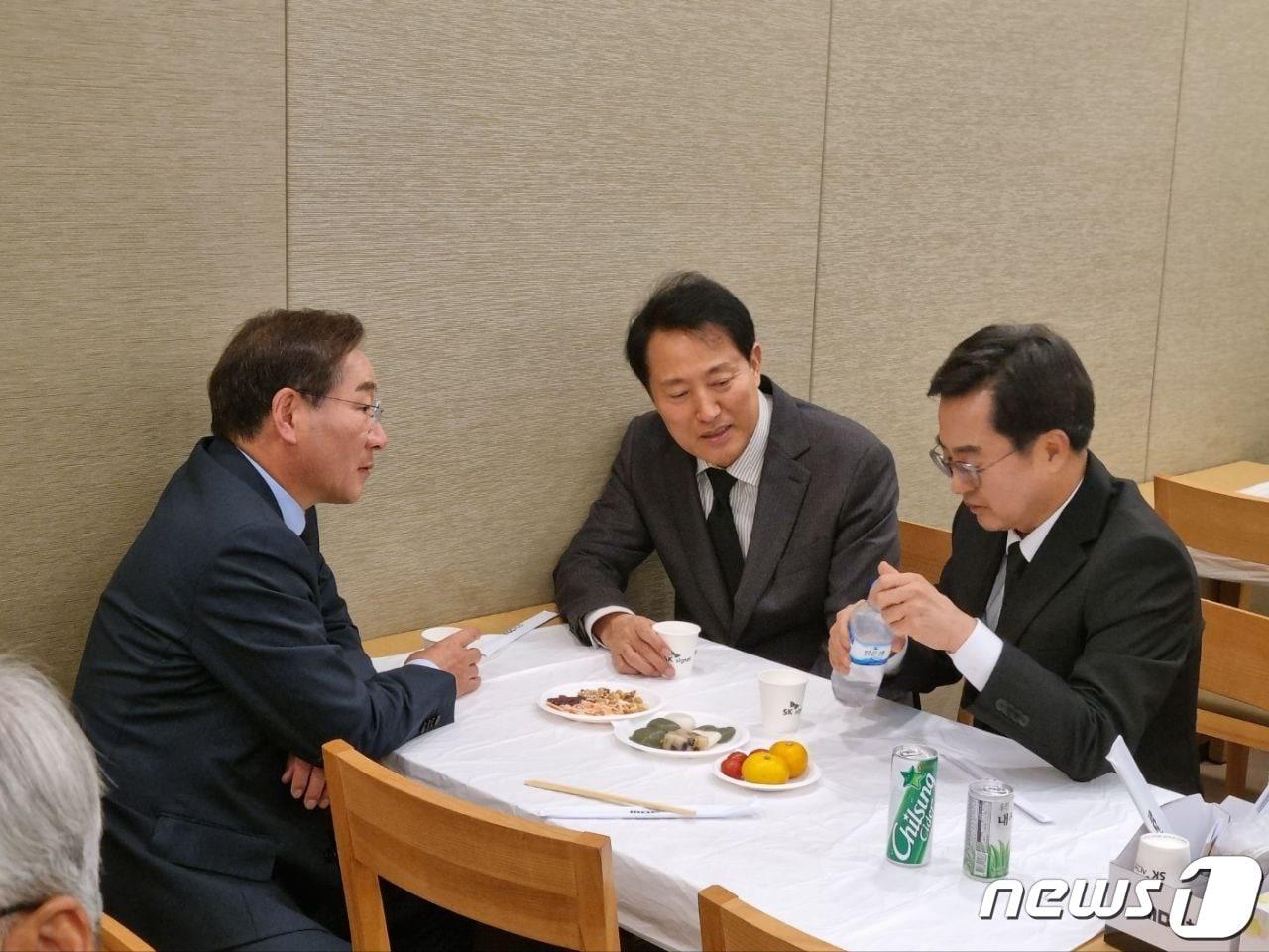 김동연 경기도지사가 최근 서울시가 내놓은 기후동행카드를 놓고 빚어진 수도권 3개시도간 의견충돌과 관련해 11월24일 오세훈 서울시장, 유정복 인천시장과 만나 해결책을 찾겠다고 밝혔다.