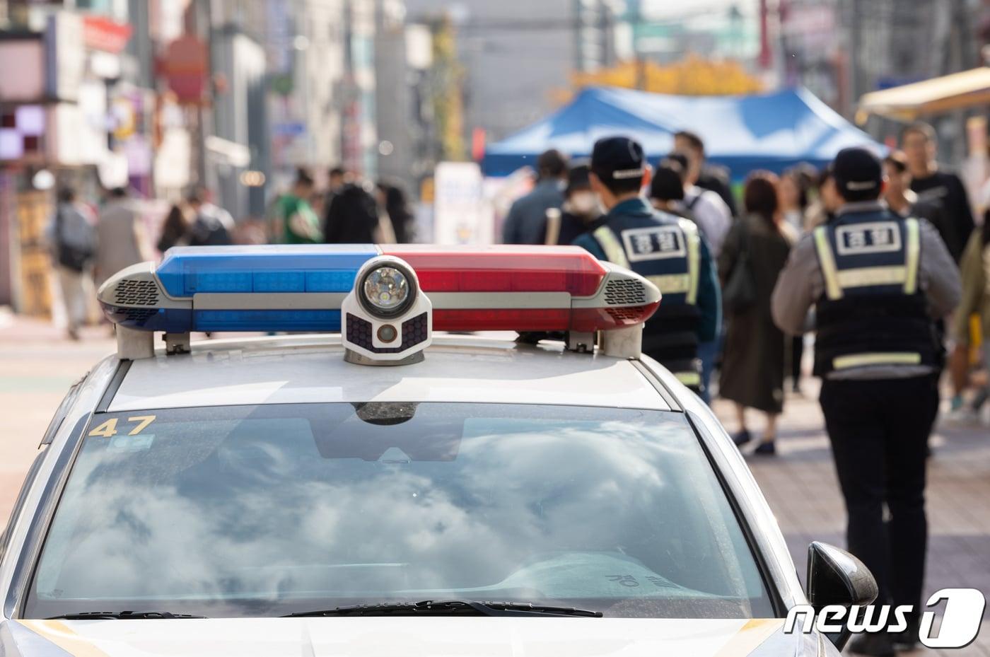 핼러윈 데이를 앞둔 27일 오후 서울 마포구 홍대거리에서 경찰관들이 근무를 하고 있다.  2023.10.27./뉴스1 ⓒ News1 이재명 기자