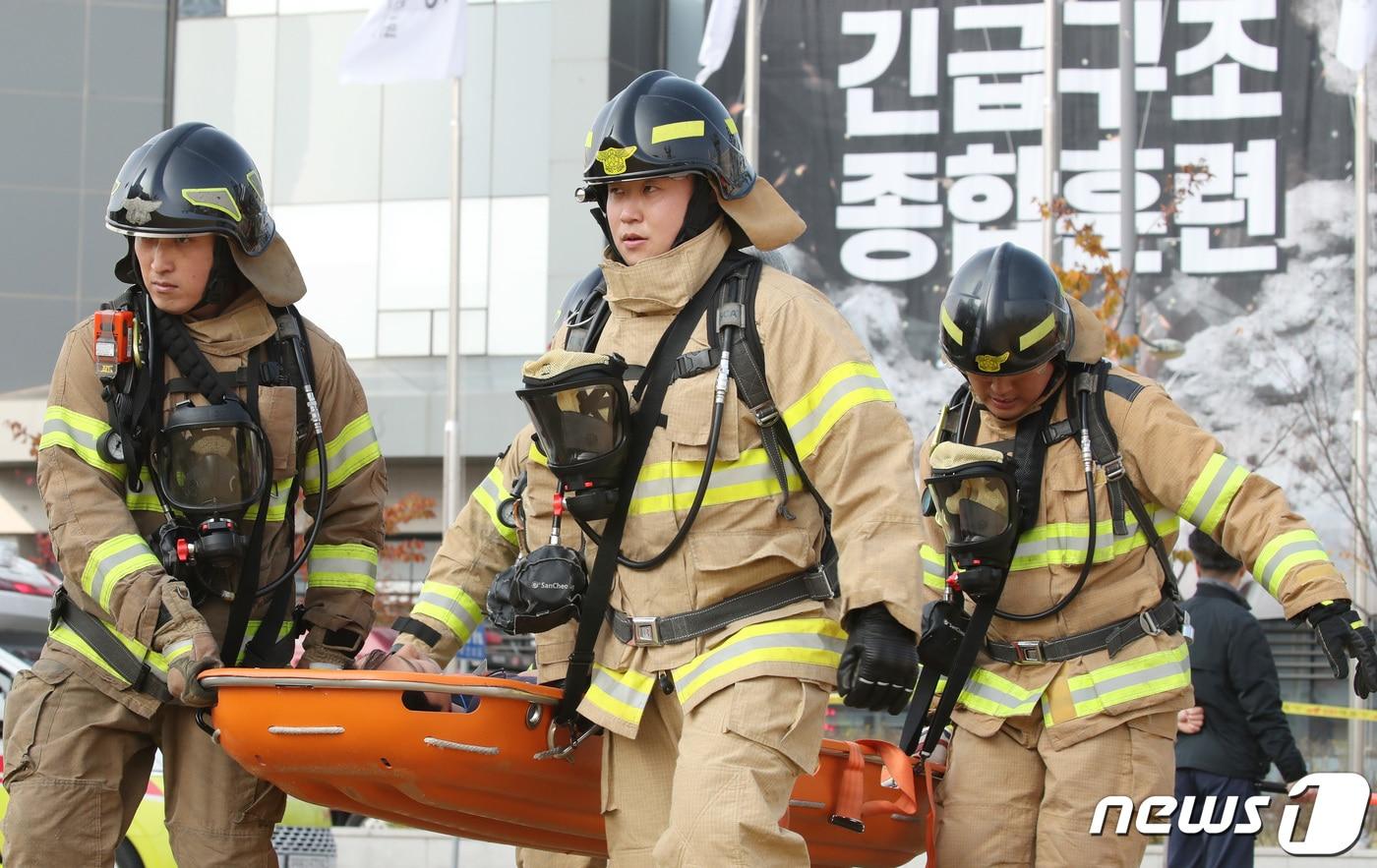 대전 유성구 기초과학연구원 일원에서 지난 10월27일 국가단위 긴급구조종합훈련을 하는 모습. /뉴스1 ⓒ News1 김기태 기자