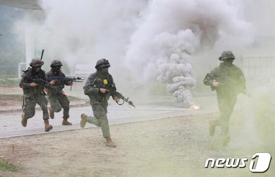 제1회 &#39;국제 과학화전투 경연대회&#39;에 참가한 우리 육군 장병들이 대항군 부대가 점령한 건물을 확보하기 위해 약진하고 있다. &#40;육군 제공&#41;