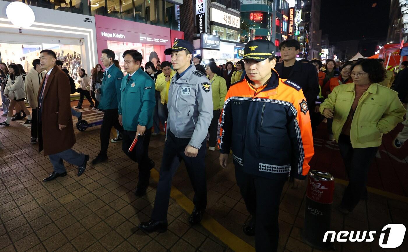 핼러윈 데이를 앞둔 27일 서울 마포구 홍대거리에서 박강수 마포구청장을 비롯한 경찰관, 소방관들이 도보 순찰을 하고 있다. 정부는 핼러윈 기간 인파 밀집 위험도가 높을 것으로 예상되는 서울 이태원과 홍대, 명동, 대구 동성로 등 4곳을 집중적으로 관리하기로 했다. 특히 31일 핼러윈 데이에 앞선 주말인 28~29일에 주요 번화가에 인파가 몰릴 것으로 관측돼 용산구 등 서울 자치구들이 선제 대응에 나섰다. 2023.10.27/뉴스1 ⓒ News1 김성진 기자