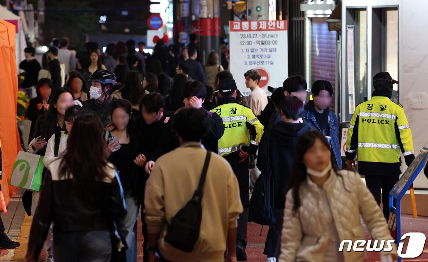 핼러윈 데이를 앞둔 27일 서울 마포구 홍대거리에서 경찰관들이 시민 통행로를 안내하고 있다.  2023.10.27/뉴스1 ⓒ News1 김성진 기자