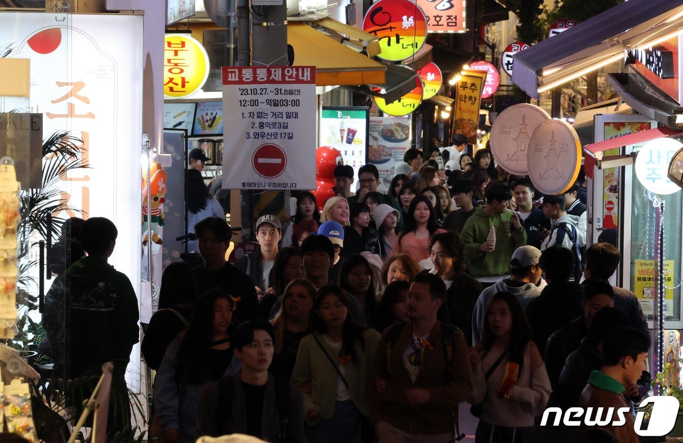 핼러윈 데이를 앞둔 27일 서울 마포구 홍대거리가 시민들로 붐비고 있다. 정부는 핼러윈 기간 인파 밀집 위험도가 높을 것으로 예상되는 서울 이태원과 홍대, 명동, 대구 동성로 등 4곳을 집중적으로 관리하기로 했다. 특히 31일 핼러윈 데이에 앞선 주말인 28~29일에 주요 번화가에 인파가 몰릴 것으로 관측돼 용산구 등 서울 자치구들이 선제 대응에 나섰다. 2023.10.27/뉴스1 ⓒ News1 김성진 기자