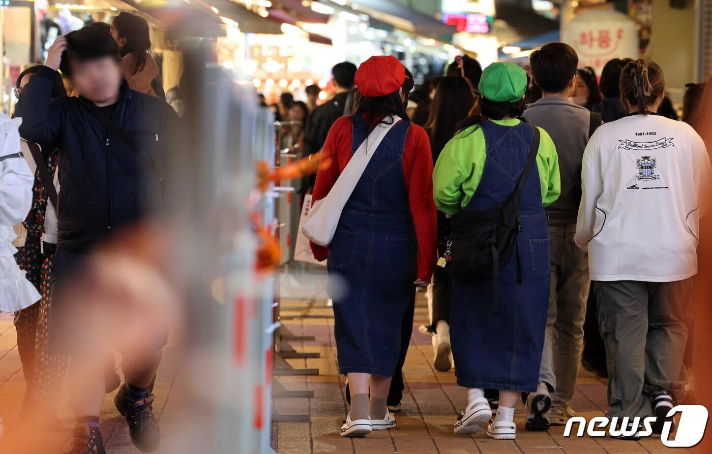 핼러윈 데이를 앞둔 27일 서울 마포구 홍대거리에서 경찰관들이 시민 통행로를 안내하고 있다. 정부는 핼러윈 기간 인파 밀집 위험도가 높을 것으로 예상되는 서울 이태원과 홍대, 명동, 대구 동성로 등 4곳을 집중적으로 관리하기로 했다. 특히 31일 핼러윈 데이에 앞선 주말인 28~29일에 주요 번화가에 인파가 몰릴 것으로 관측돼 용산구 등 서울 자치구들이 선제 대응에 나섰다. 2023.10.27/뉴스1 ⓒ News1 김성진 기자