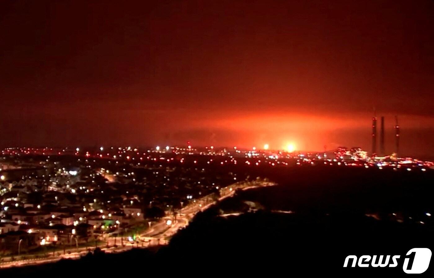 27일&#40;현지시간&#41; 이스라엘군이 가자지구에 대규모 공습을 벌였다. 이로 인해 가자지구 전역에 통신과 인터넷 연결이 두절됐다. 사진은 공습당하는 가자지구 모습. 2023.10.27/ ⓒ 로이터=뉴스1 ⓒ News1 박재하 기자