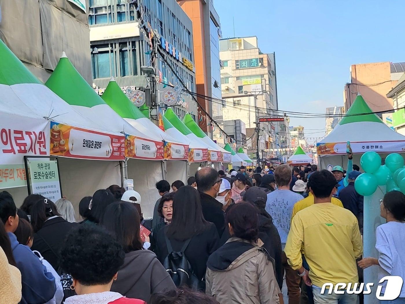 &#39;2023 원주 만두축제&#39;가 28일 강원 원주 중앙동과 문화의 거리 일원에서 &#39;만두의 재발견&#39;이라는 주제로 열리고 있다. 2023.10.28/뉴스1 ⓒ News1 신관호 기자