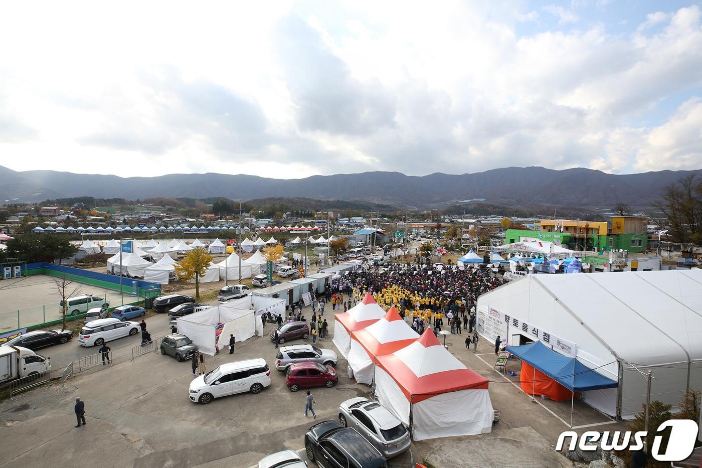 ‘2023 청춘양구 펀치볼 시래기·사과축제’가 지난 28일 오후 해안면 펀치볼 힐링하우스 앞 성황지 일원에서 열렸다. ‘펀치볼로 돌아가기’라는 주제로 열리는 이번 축제는 29일까지 이틀간 이어진다.&#40;양구군 제공&#41; 2023.10.29/뉴스1 ⓒ News1 이종재 기자