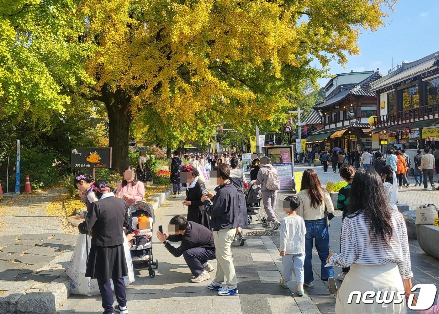 29일 전북 전주한옥마을을 찾은 가족·연인 단위 관광객들이 경기전 주변에서 가을 정취를 만끽하고 있다.2023.10.29/뉴스1 강교현 기자 ⓒ News1 강교현 기자