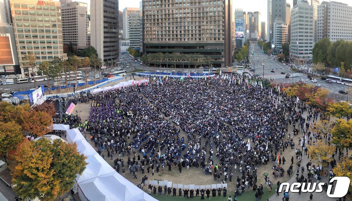 29일 오후 서울 중구 서울광장에서 열린 10·29 이태원 참사 1주기 시민추모대회 &#39;기억, 추모, 진실을 향한 다짐&#39;이 추모객들로 붐비고 있다.&#40;공동취재&#41; 2023.10.29/뉴스1 ⓒ News1 김민지 기자