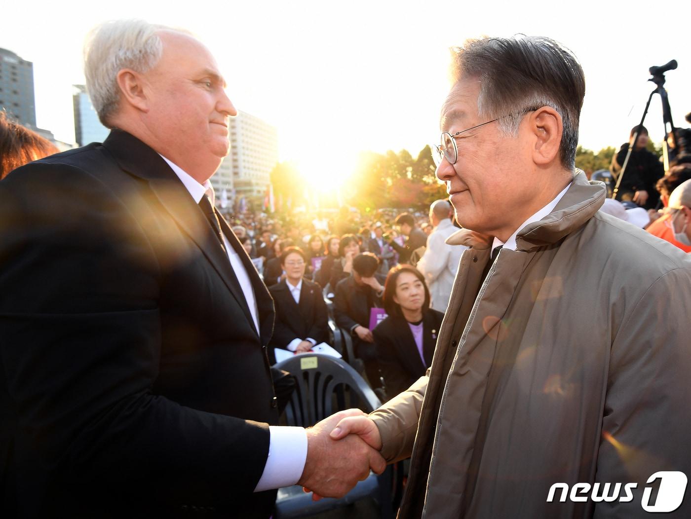 이재명 더불어민주당 대표&#40;오른쪽&#41;와 인요한 국민의힘 혁신위원장이 29일 오후 서울 중구 서울광장에서 열린 이태원 참사 1주기 시민추모대회에 참석해 인사를 나누고 있다.&#40;공동취재&#41; 2023.10.29/뉴스1 ⓒ News1 김민지 기자