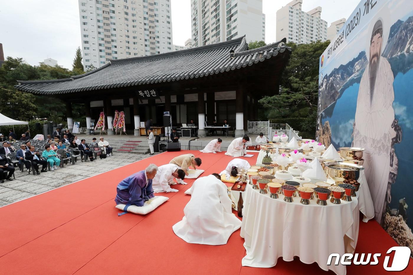 지난해 서울 서대문구 독립관 앞에서 열린 단기4356년&#40;2023&#41; 개천절 민족공동행사에서 이성재 경천신명회장을 비롯한 참석자들이 천제 선의식을 봉행하고 있다. 2023.10.3/뉴스1 ⓒ News1 박세연 기자