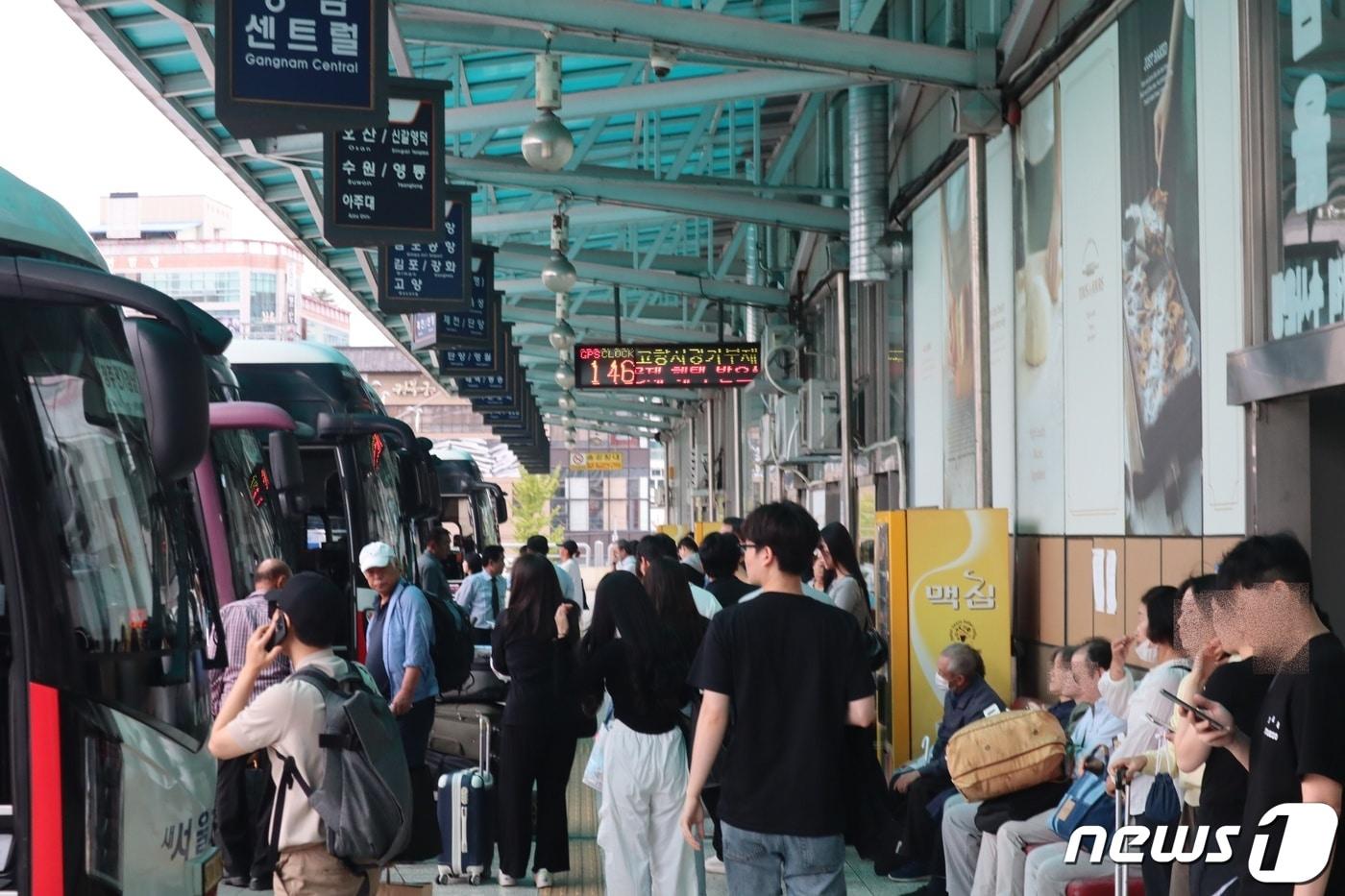 추석 황금연휴의 마지막 날인 3일 충북 청주시외버스터미널이 막바지 귀경 행렬에 오른 사람들로 붐비고 있다.2023.10.03.ⓒ 뉴스1 박건영 기자