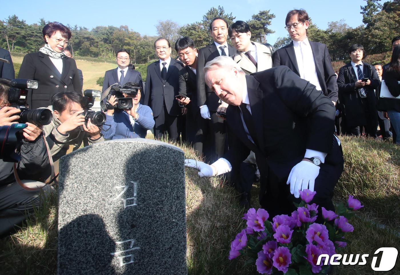 혁신위 첫 공식 일정을 가진 인요한 국민의힘 혁신위원장이 30일 오전 광주 북구 운정동 국립5·18민주묘지를 찾아 참배 후 묘비를 둘러보고 있다. 2023.10.30/뉴스1 ⓒ News1 김태성 기자