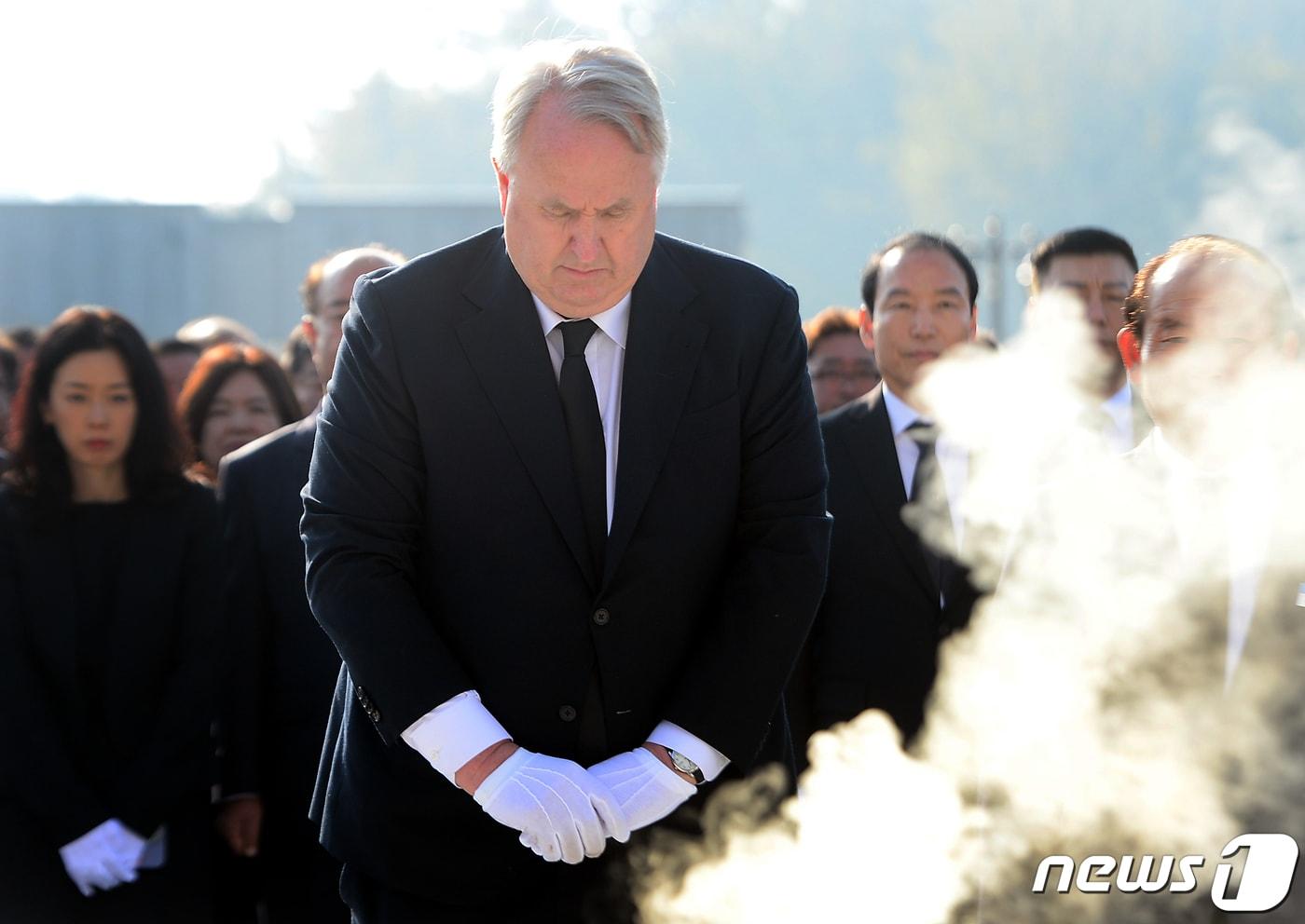 인요한 국민의힘 혁신위원장이 혁신위원회 출범 후 첫 공식 일정으로 30일 오전 광주 북구 운정동 국립5·18민주묘지를 찾아 오월영령에 참배하고 있다. 2023.10.30/뉴스1 ⓒ News1 이승현 기자