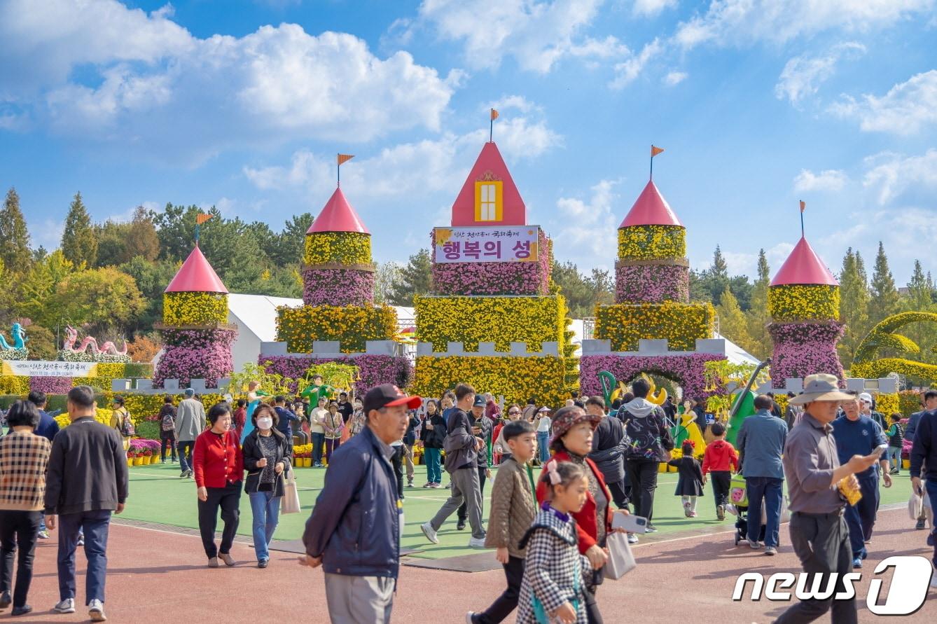 지난 20일부터 29일까지 중앙체육공원에서 진행된 제20회 전북 익산 천만송이 국화축제에 전국 각지에서 72만명이 방문했다. &#40;익산시 제공&#41;2023.10.30./뉴스1