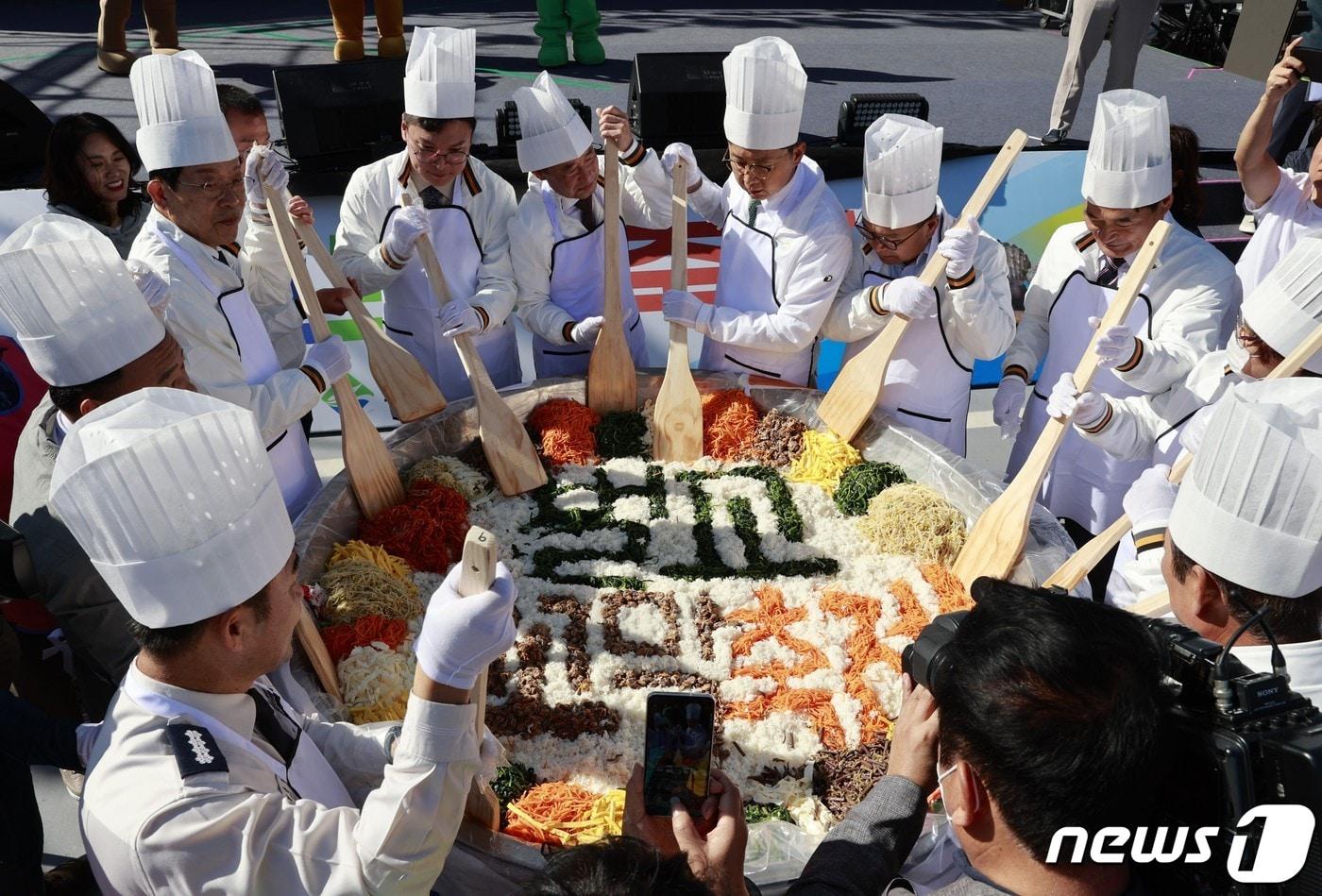 제19회 벌교꼬막축제에서 꼬막 비빔밥 1000인분 만들기를 하고 있다&#40;보성군 제공&#41;2023.10.30/