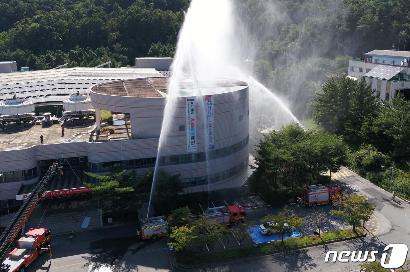 지난달 7일 대전우편집중국에서 실시된 화재진압 훈련 모습. &#40;계룡시 제공&#41; /뉴스1