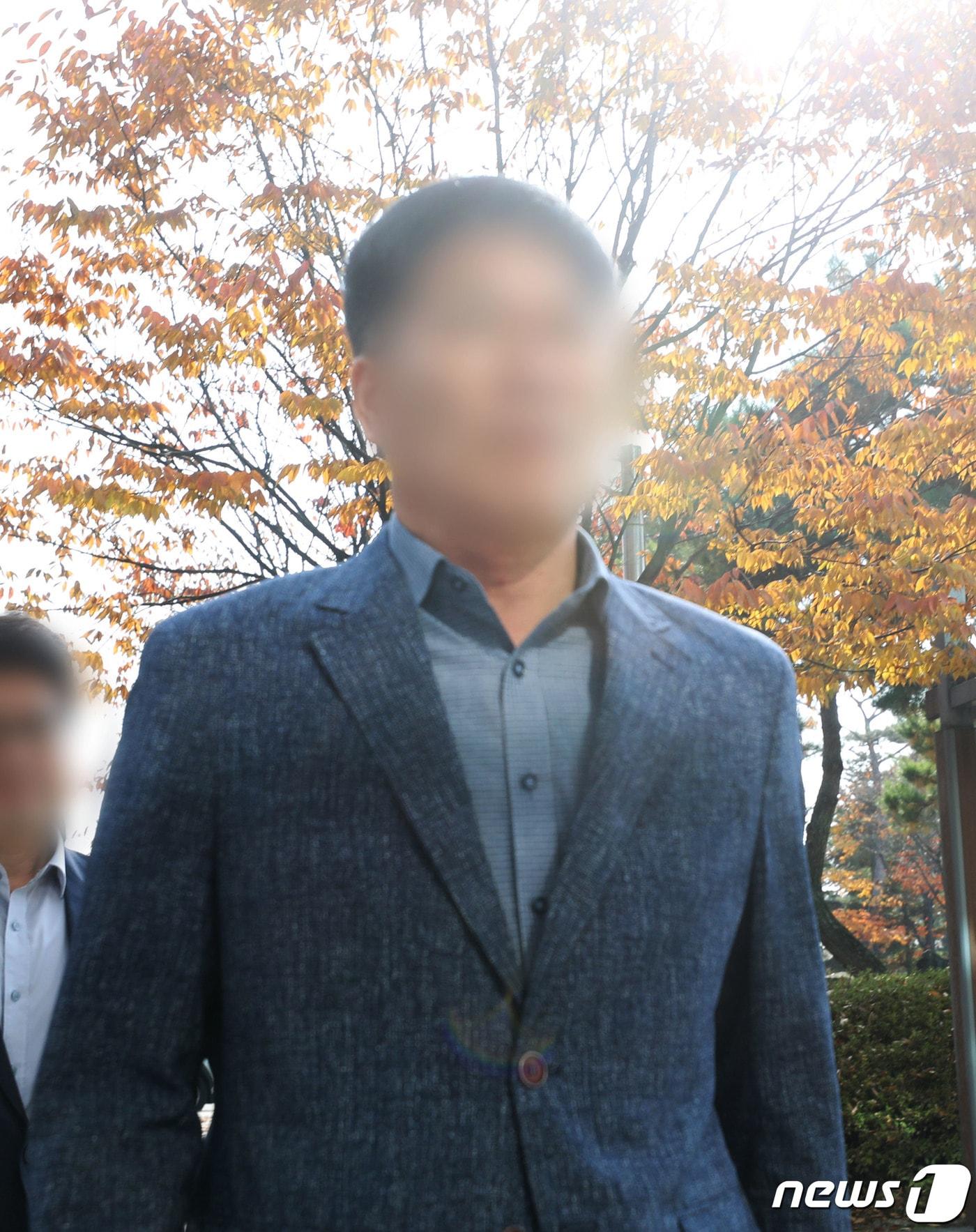 윤석열 대통령 처가가 연루된 &#39;양평 공흥지구 특혜 의혹&#39;과 관련해 허위공문서 작성 및 행사 혐의로 불구속기소 된 양평군 공무원 A씨 등 3명에 대한 첫 재판이 열린 작년 10월30일 오후 경기 여주시 수원지방법원 여주지원에서 공무원 A씨가 출석하고 있다. 2023.10.30/뉴스1 ⓒ News1 김영운 기자