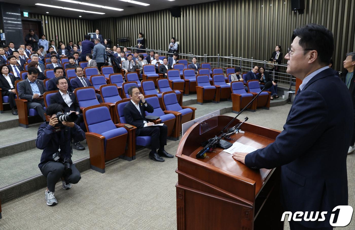 홍익표 더불어민주당 원내대표가 30일 서울 여의도 국회에서 열린 의원총회에서 발언을 하고 있다. 2023.10.30/뉴스1 ⓒ News1 송원영 기자