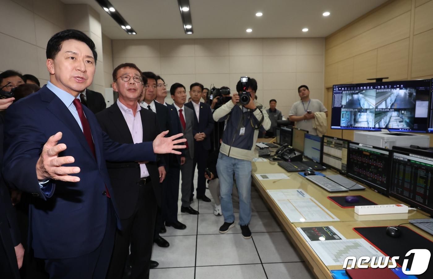 김기현 국민의힘 대표가 30일 경기 김포시 김포한강차량기지를 찾아 김포 골드라인 종합관제실을 둘러보고 있다. 2023.10.30/뉴스1 ⓒ News1 김민지 기자