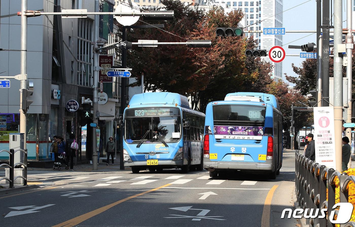 대구시가 10년 만에 시내버스 노선을 개편한다. 4차 개편안에는 직행 노선 2개가 포함됐다. 122개에서 123개로 늘어나는 시내버스 노선은 주민설명회, 준비기간을 거쳐 내년 2월 말 시행될 예정이다. 사진은 중앙로 대중교통전용지구 모습.2023.10.30/뉴스1 ⓒ News1 공정식 기자